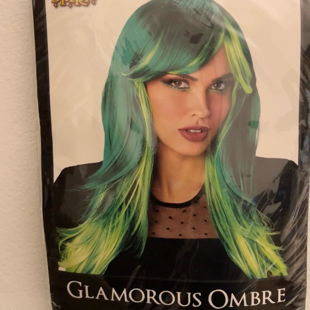 * NEW * Dark/Bright two tone green medium length wig